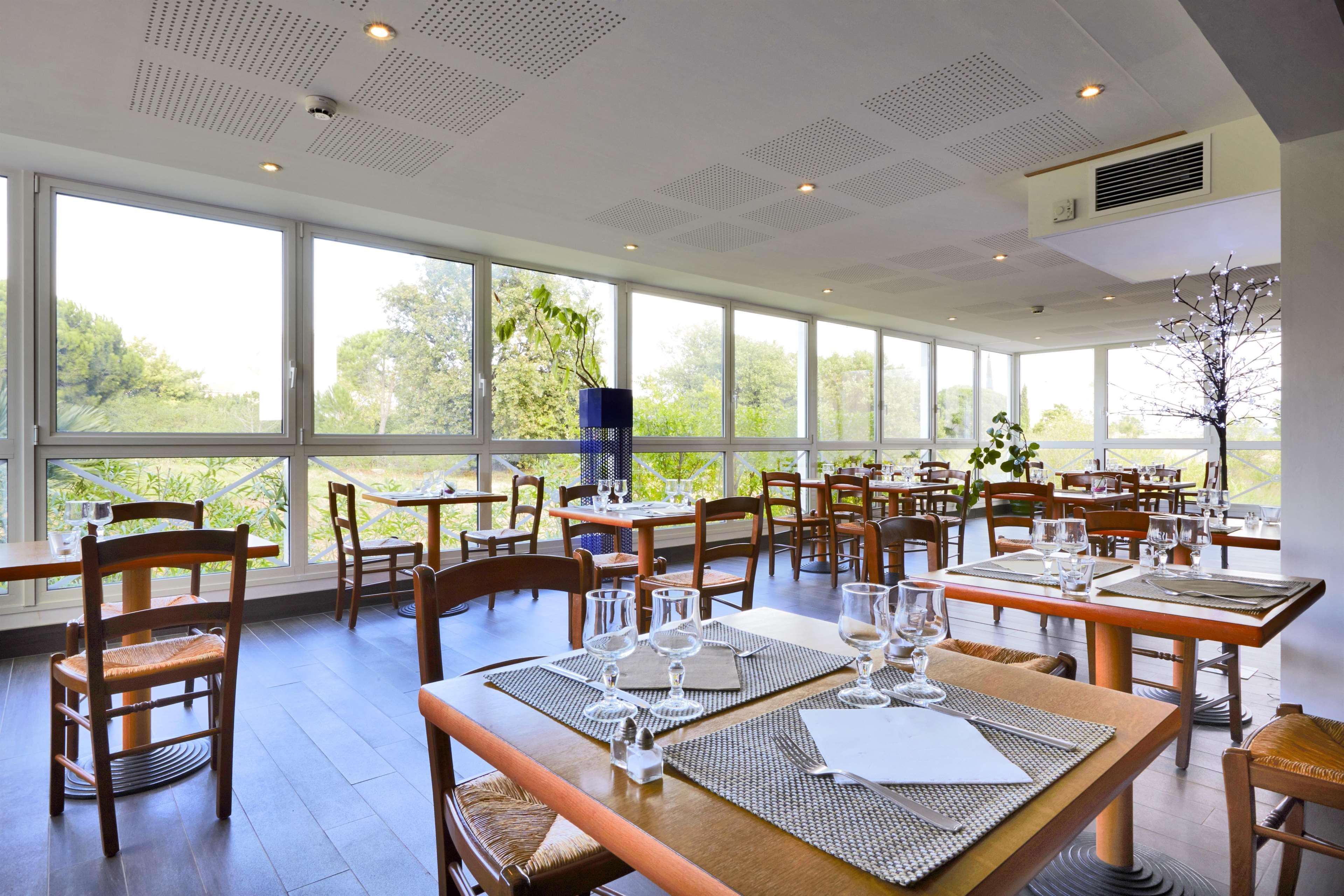 Hotel Restaurant Kyriad Фрежюс Экстерьер фото