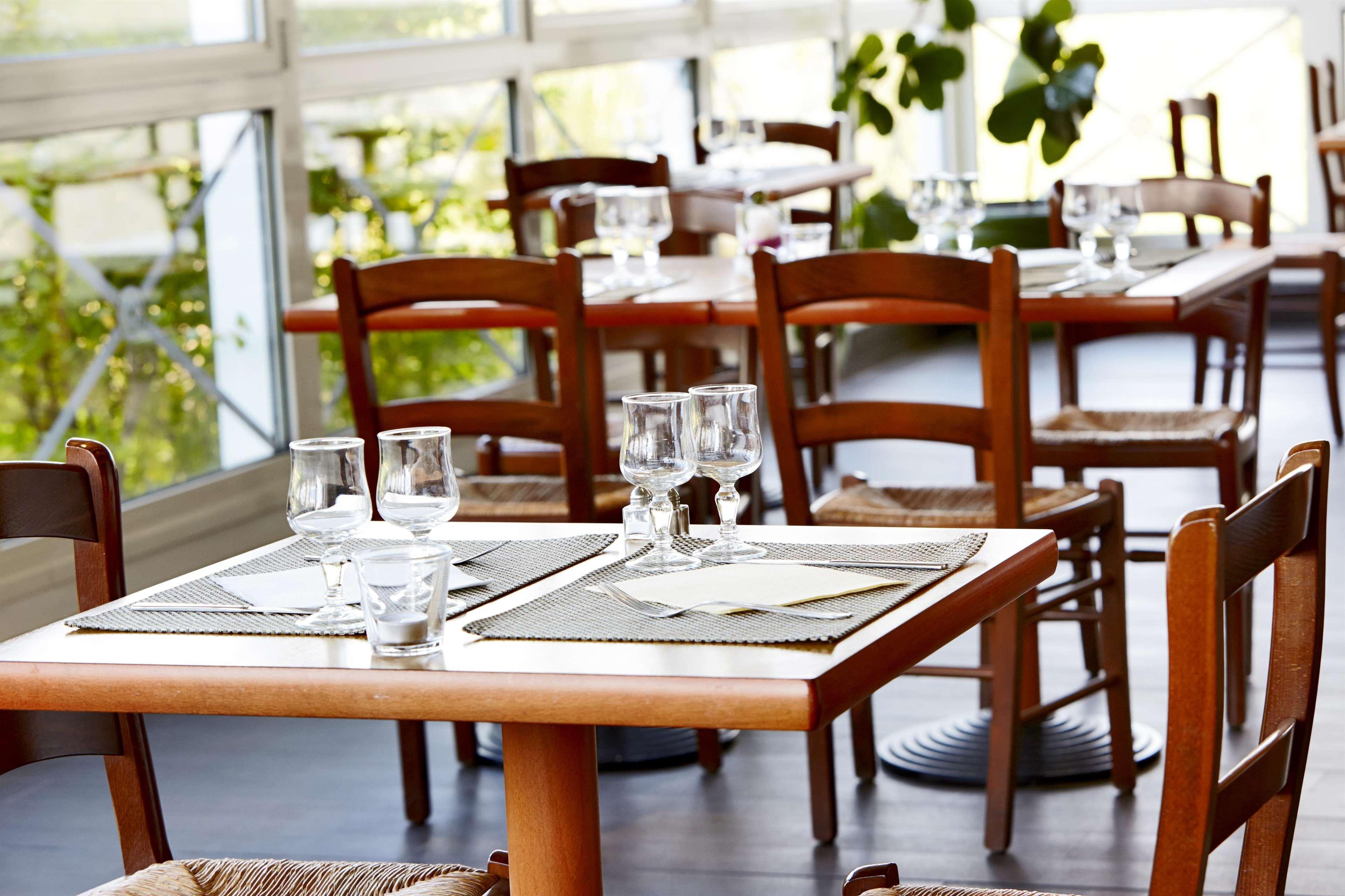 Hotel Restaurant Kyriad Фрежюс Экстерьер фото
