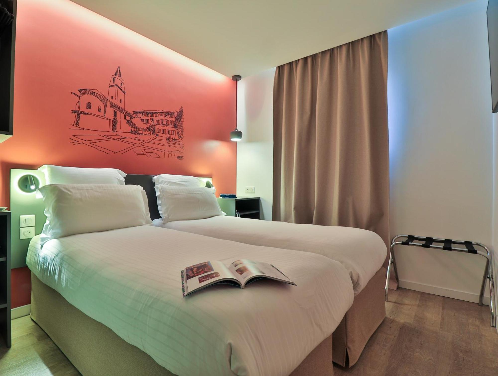 Hotel Restaurant Kyriad Фрежюс Экстерьер фото