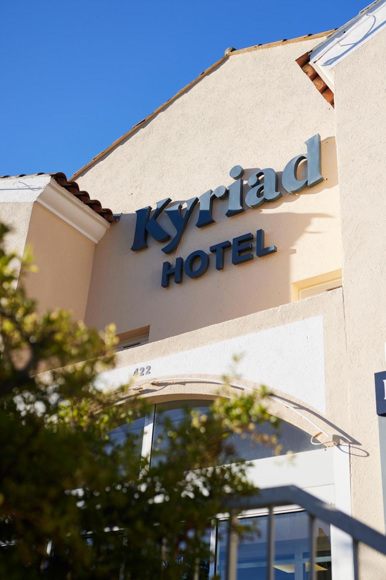 Hotel Restaurant Kyriad Фрежюс Экстерьер фото